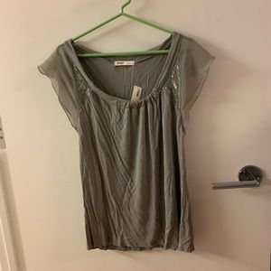 Short sleeve shirt w/ silver accents & elastic top